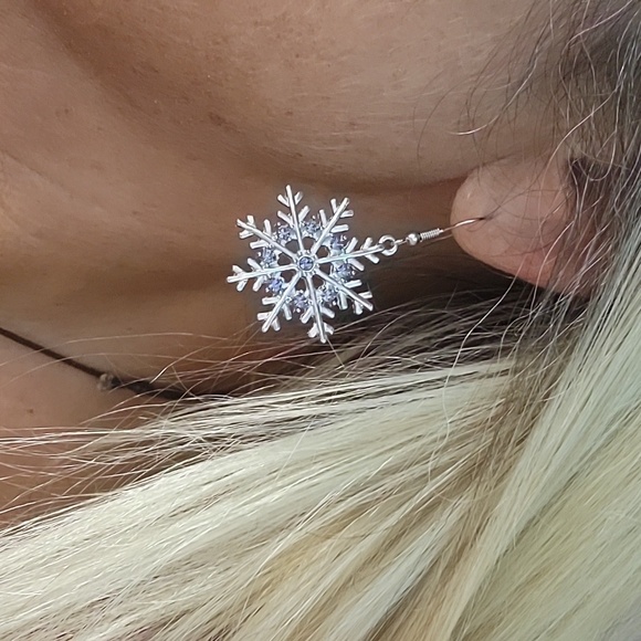 🔥LAST PAIR🔥 PURPLE SHIMMER SNOWFLAKE EARRINGS - Picture 3 of 6